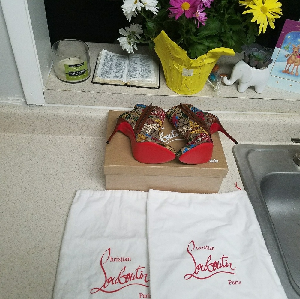 Christian louboutin miss tennis short red bottoms